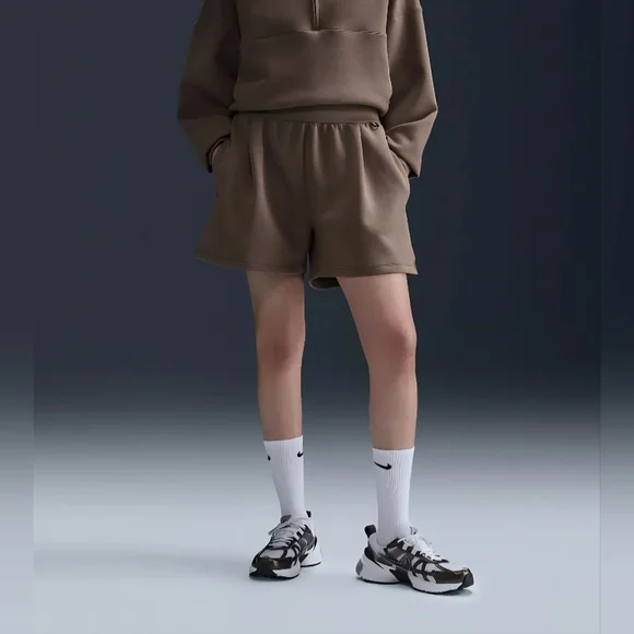 NWT Nike 24.7 Impossibly Soft Dri-FIT Mid-Rise Loose 4" Shorts Womens Med/ Large - Picture 1 of 3